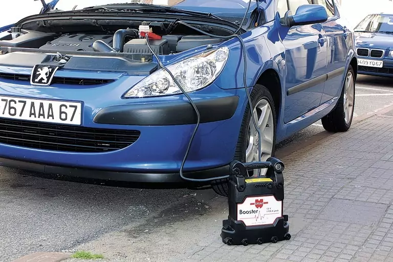 booster voiture pour éviter la panne