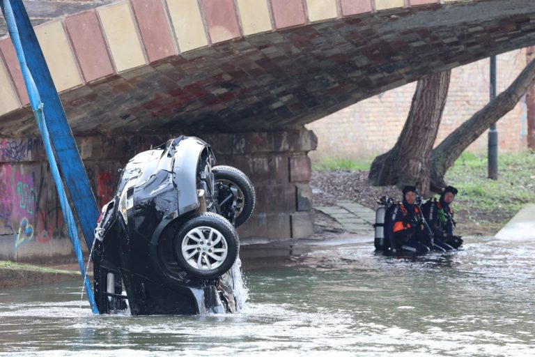 Voiture tombée à l'eau - immersion noyade - accident